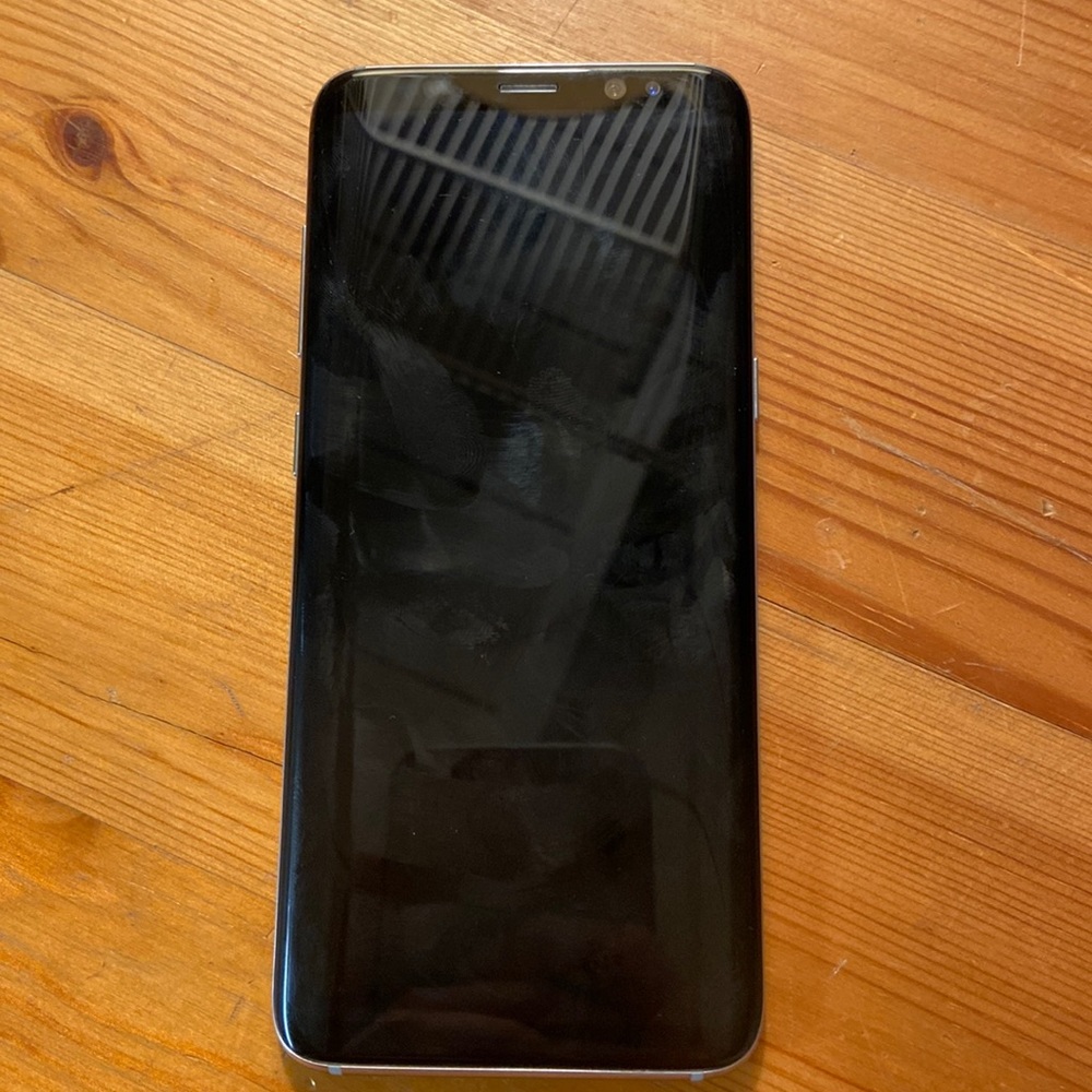 I am selling a Samsung s8 very good condition